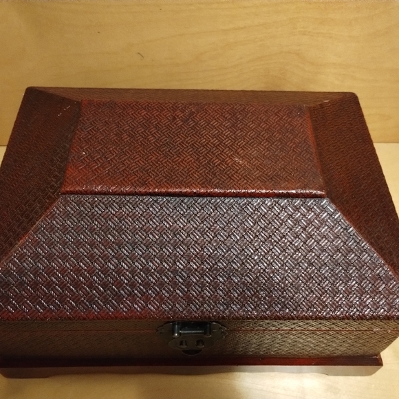 Vintage Chinese Red Wooden Box - Picture 8 of 12